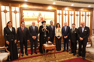 محافظ القاهرة يقوم بزيارة البابا تواضروس الثاني بابا الإسكندرية بالمقر الباباوي بالعباسية