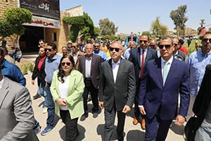 محافظ القاهرة يشارك المواطنين احتفالهم بشم النسيم بالحديقة الدولية