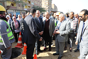 محافظ القاهرة يفتتح  مشروع مد خطوط الصرف الصحي بمنطقة أرض العجوز بحي الزاوية الحمراء